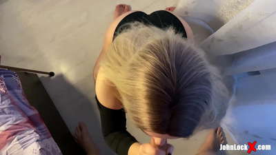 Rooikop suig piel en opfok, kry sperma op haar gat