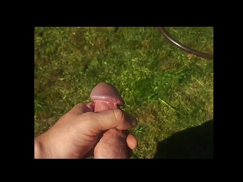 ❤️ Warm hottie laat haar pienk poesie naai en kom met 'n spuit in 'n somertuin ️ Tuisgemaakte pornografie by ons ❌