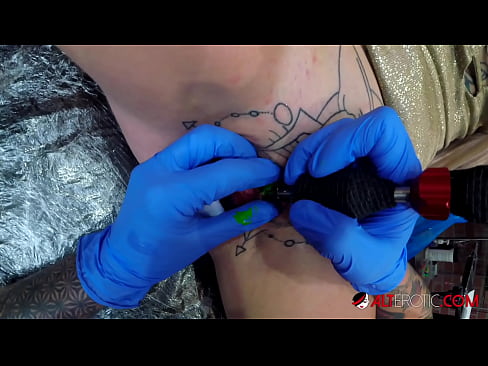 ❤️ Uiters getatoeëerde hottie Sully Savage het 'n tatoeëermerk op haar klitoris gekry ️ Tuisgemaakte pornografie by ons ❌